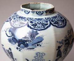 18th CENTURY DELFT OCTAGONAL BALUSTER VASE IN THE CHINOISERIE TASTE - 3768070