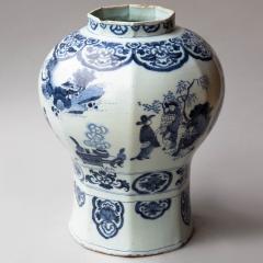 18th CENTURY DELFT OCTAGONAL BALUSTER VASE IN THE CHINOISERIE TASTE - 3768071