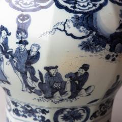 18th CENTURY DELFT OCTAGONAL BALUSTER VASE IN THE CHINOISERIE TASTE - 3768072