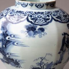 18th CENTURY DELFT OCTAGONAL BALUSTER VASE IN THE CHINOISERIE TASTE - 3768073