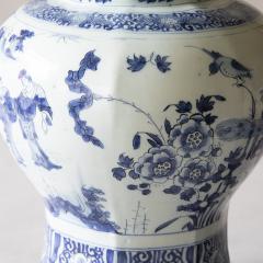 18th CENTURY DELFT OCTAGONAL BALUSTER VASE IN THE CHINOISERIE TASTE - 4359406
