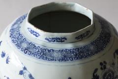 18th CENTURY DELFT OCTAGONAL BALUSTER VASE IN THE CHINOISERIE TASTE - 4359411