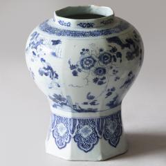 18th CENTURY DELFT OCTAGONAL BALUSTER VASE IN THE CHINOISERIE TASTE - 4359418