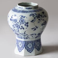 18th CENTURY DELFT OCTAGONAL BALUSTER VASE IN THE CHINOISERIE TASTE - 4359419