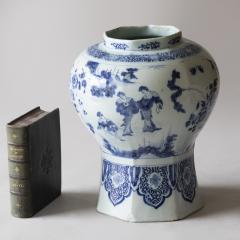 18th CENTURY DELFT OCTAGONAL BALUSTER VASE IN THE CHINOISERIE TASTE - 4359429