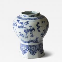 18th CENTURY DELFT OCTAGONAL BALUSTER VASE IN THE CHINOISERIE TASTE - 4361195