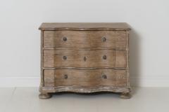 18th Century French Walnut Commode With Serpentine Front And Original Patina - 1133928