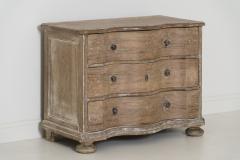 18th Century French Walnut Commode With Serpentine Front And Original Patina - 1133931