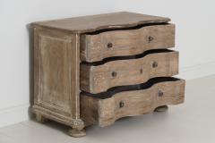 18th Century French Walnut Commode With Serpentine Front And Original Patina - 1133939