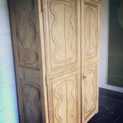 18th Century Italian Yellow Cabinet with Folding Doors - 4399262