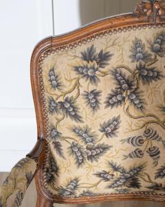 18th Century Louis XV Period Walnut Sofa with Floral Carvings and Tapestry Uphol - 4246386