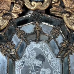 18th c Venetian Giltwood Mirror with Chinoiserie Figure - 3413088