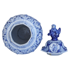 18th century Dutch Delft lidded Lion Vase with floral decoration - 4594504
