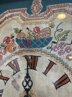 1930s EMBROIDERED WALL CLOCK IN WOOD AND GLASS CASE - 4281358