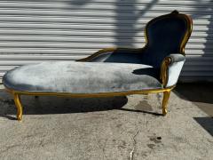 1940s French Provincial Giltwood Chaise Lounge in Velvet Fabric - 4365170