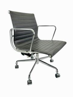 2009 Herman Miller Eames Aluminum Group Management Desk Chair in Gray Leather - 4059097