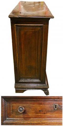 A 17th Century Tuscan Walnut Commodino - 3784941