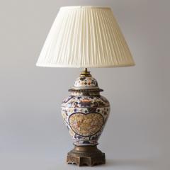 A BAYEUX PORCELAIN VASE WITH IMARI DECORATION CONVERTED TO A TABLE LAMP - 4232849
