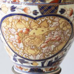 A BAYEUX PORCELAIN VASE WITH IMARI DECORATION CONVERTED TO A TABLE LAMP - 4232881
