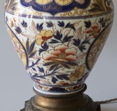 A BAYEUX PORCELAIN VASE WITH IMARI DECORATION CONVERTED TO A TABLE LAMP - 4232883