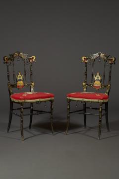 A CHARMING PAIR OF BLACK LACQUER AND POLYCHROME PAINTED CHINOISERIE SIDE CHAIRS - 3702660