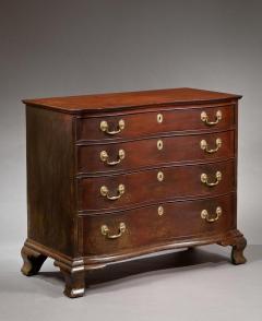 A FINE CHIPPENDALE OXBOW CHEST OF DRAWERS - 3027539