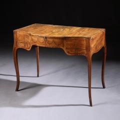A FINE GEORGE III PERIOD FIDDELBACK SYCAMORE AND MARQUETRY DRESSING TABLE - 3393847