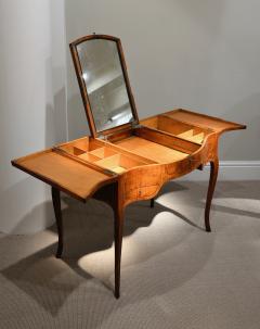 A FINE GEORGE III PERIOD FIDDELBACK SYCAMORE AND MARQUETRY DRESSING TABLE - 3393848