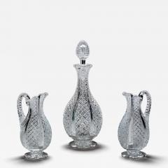 A FINELY CROSSOVER DIAMOND CUT DECANTER WITH MATCHING PAIR OF JUGS - 4290639