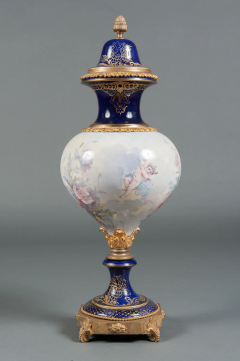 A FRENCH SEVRES STYLE PORCELAIN PAINTED VASE AND COVER 19TH CENTURY - 3567075