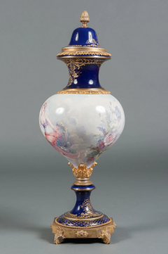 A FRENCH SEVRES STYLE PORCELAIN PAINTED VASE AND COVER 19TH CENTURY - 3567086