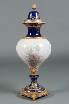 A FRENCH SEVRES STYLE PORCELAIN PAINTED VASE AND COVER 19TH CENTURY - 3567091