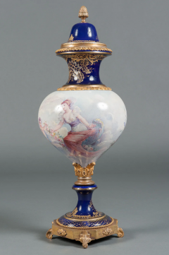 A FRENCH SEVRES STYLE PORCELAIN PAINTED VASE AND COVER 19TH CENTURY - 3567151
