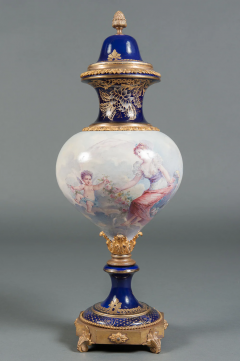 A FRENCH SEVRES STYLE PORCELAIN PAINTED VASE AND COVER 19TH CENTURY - 3567176