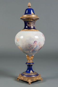 A FRENCH SEVRES STYLE PORCELAIN PAINTED VASE AND COVER 19TH CENTURY - 3567177