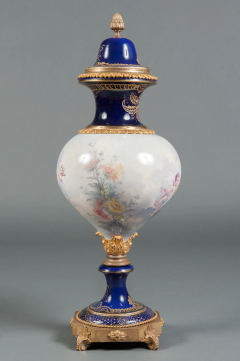 A FRENCH SEVRES STYLE PORCELAIN PAINTED VASE AND COVER 19TH CENTURY - 3567178