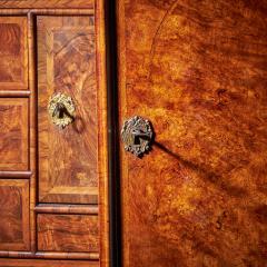 A Fine 17th Century William and Mary Burl Walnut Cabinet on Chest Circa 1690 - 3128192