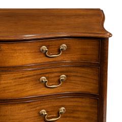 A George III Mahogany Serpentine Chest of Drawers - 1259818