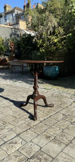 A George III period Mahogany tripod table  - 3788381