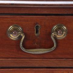A Georgian mahogany chest of drawers with brass pulls 19th C - 2317683