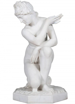 A LARGE ITALIAN CARRARA MARBLE SCULPTURE OF CROUCHING VENUS - 3564890