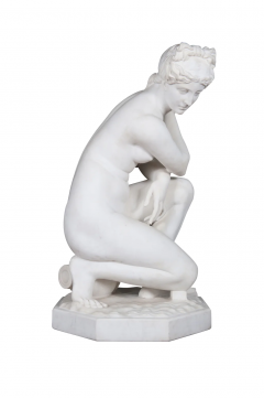 A LARGE ITALIAN CARRARA MARBLE SCULPTURE OF CROUCHING VENUS - 3564891