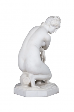 A LARGE ITALIAN CARRARA MARBLE SCULPTURE OF CROUCHING VENUS - 3564943