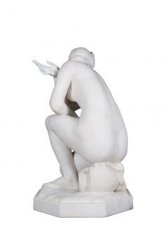 A LARGE ITALIAN CARRARA MARBLE SCULPTURE OF CROUCHING VENUS - 3564944