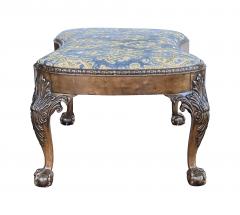 A Large English George II Walnut Bench with Carved Legs - 3480793