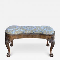 A Large English George II Walnut Bench with Carved Legs - 3482102