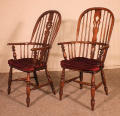 A Near Pair Of English Windsor Armchairs From The 19th Century - 2146869