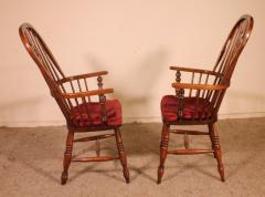 A Near Pair Of English Windsor Armchairs From The 19th Century - 2146872