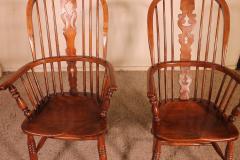 A Near Pair Of English Windsor Armchairs From The 19th Century - 2146879