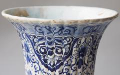 A PAIR OF DUTCH DELFT BLUE AND WHITE BEAKER VASES Circa 1760 - 698304